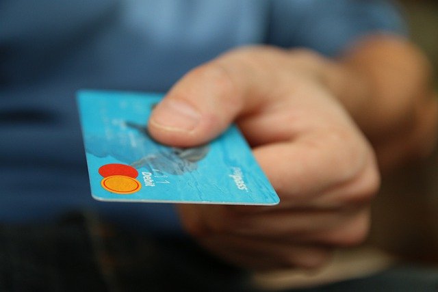 Noi obligații privind plata cu cardul pentru firmele care realizează o cifră de afaceri mai mare de 10 000 de euro